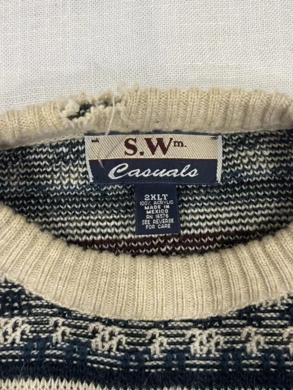 Vintage sweater, fits closer to a size large/ xtra large
